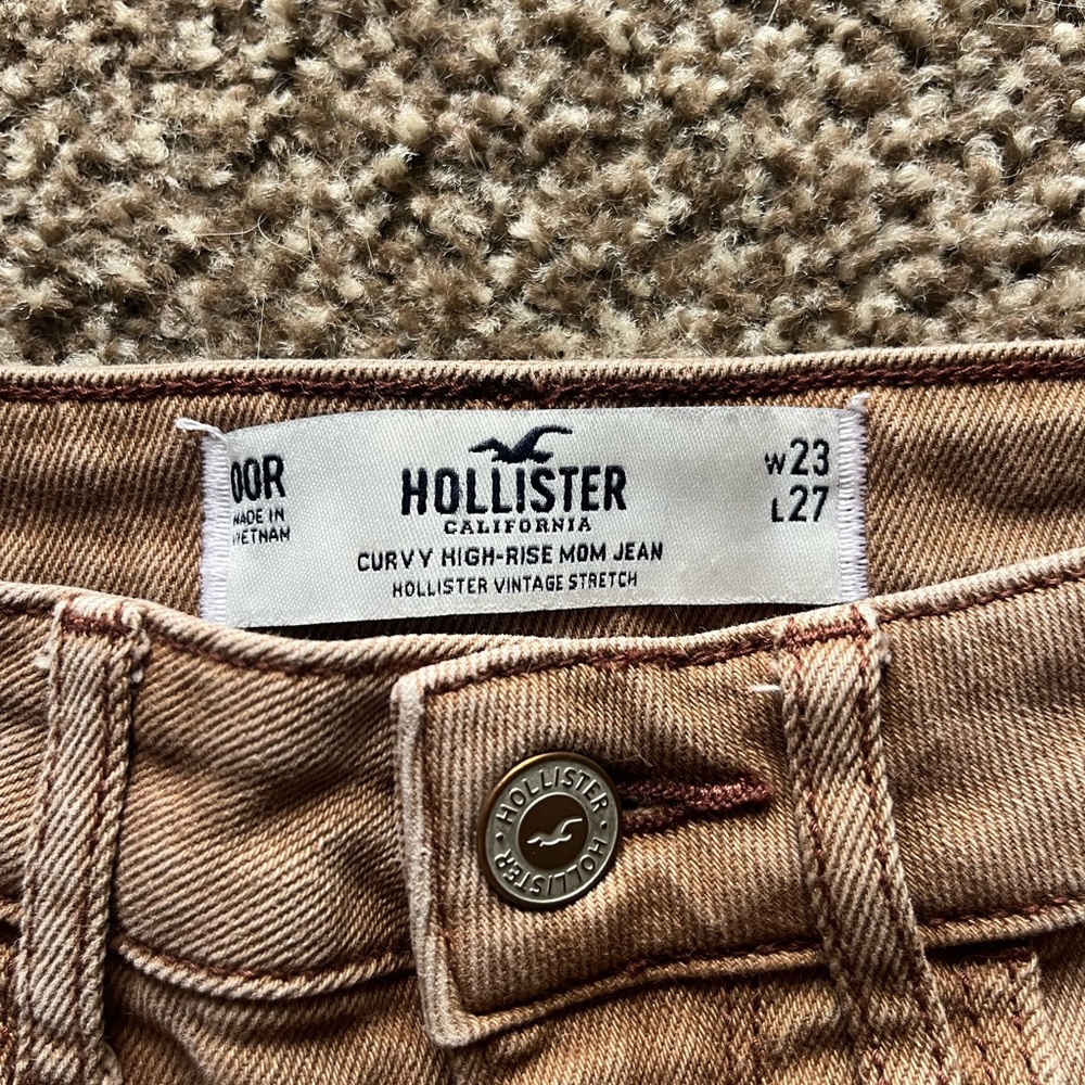 Hollister Curvy High-Rise Mom Jeans